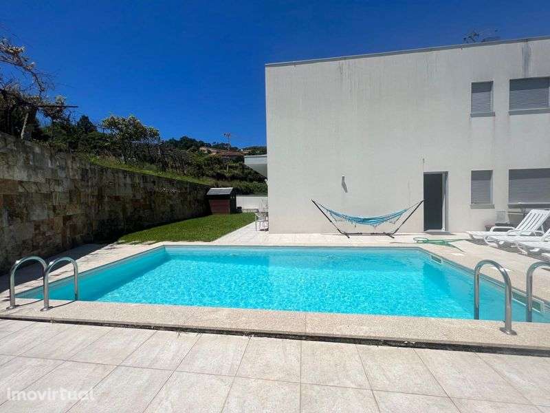 Vivenda V3 Moderna com Piscina, Jardim e Totalmente Mobilada - Grande imagem: 3/12