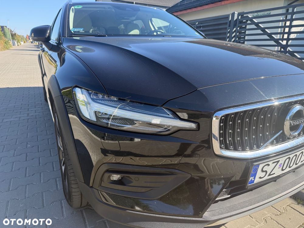 Volvo V60 2022 photo 2