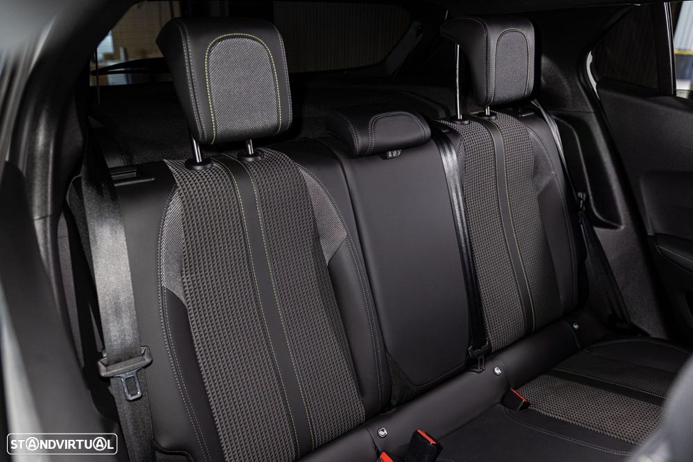 Peugeot 2008 1.2 PureTech GT EAT8 - 28