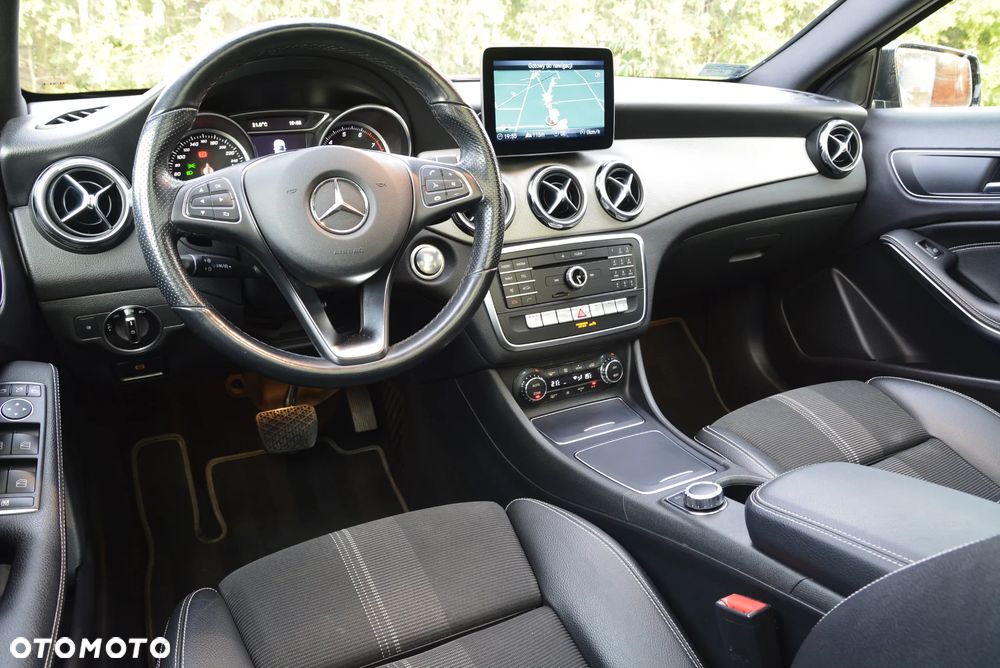 Mercedes-Benz GLA 200 7G-DCT AMG Line - 33