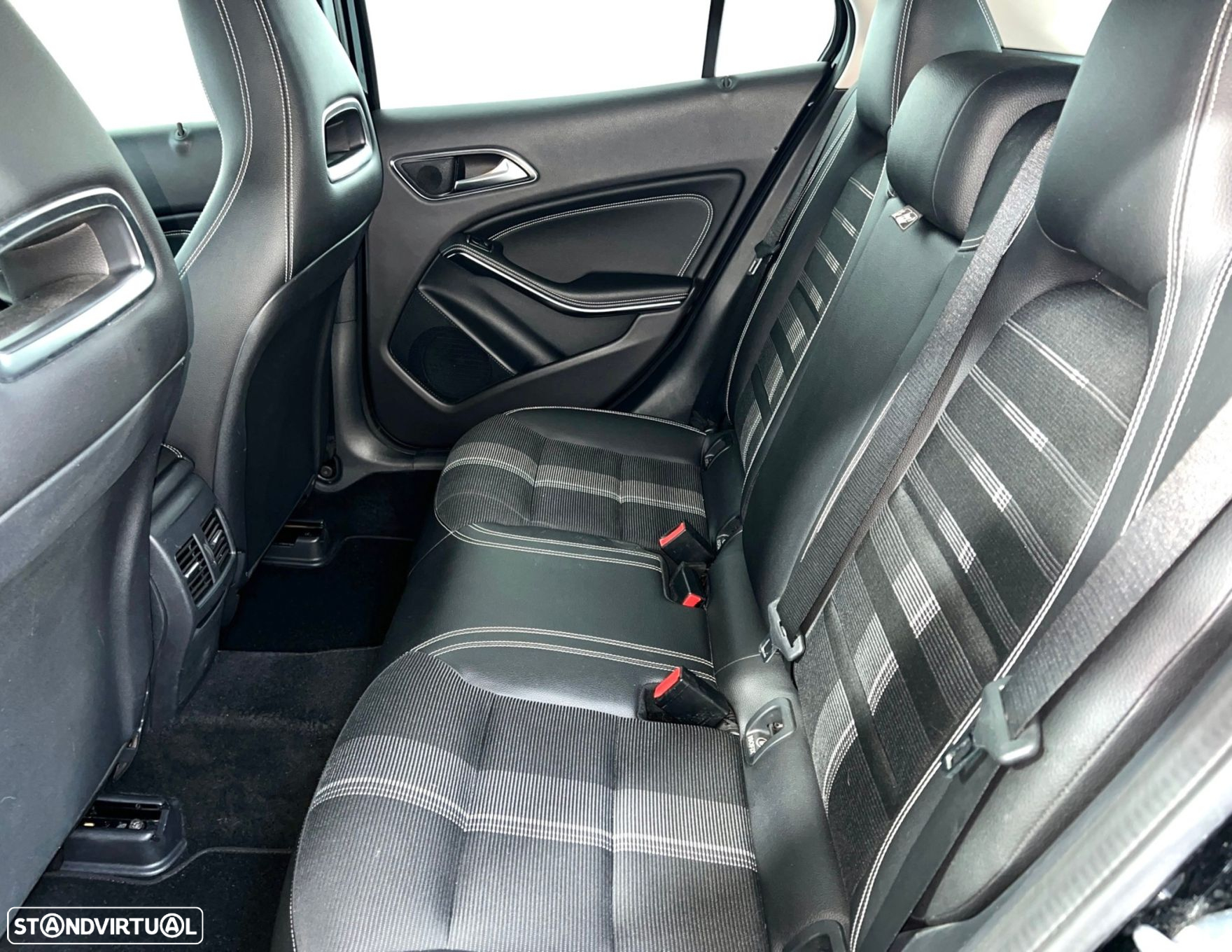 Mercedes-Benz GLA 180 d Urban - 16