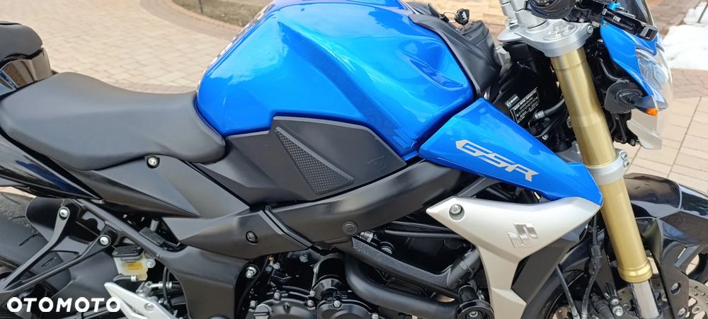 Suzuki GSR - 26