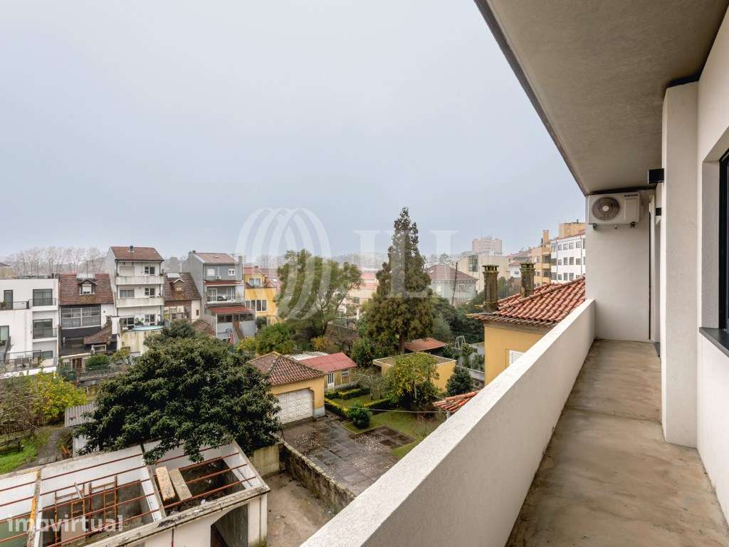 Apartamento T4 com varanda e garagem nas Antas Porto - Grande imagem: 3/31