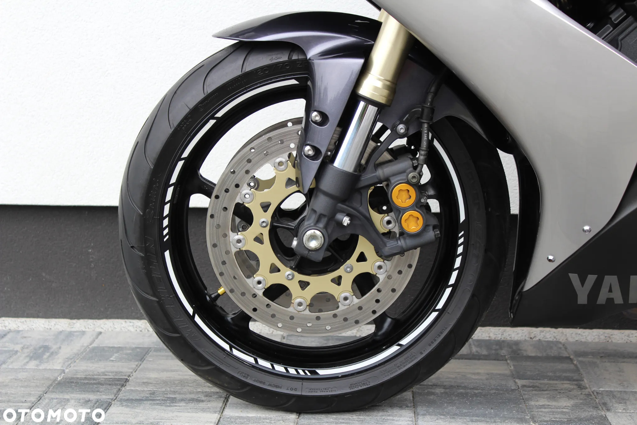 Yamaha R1 - 14