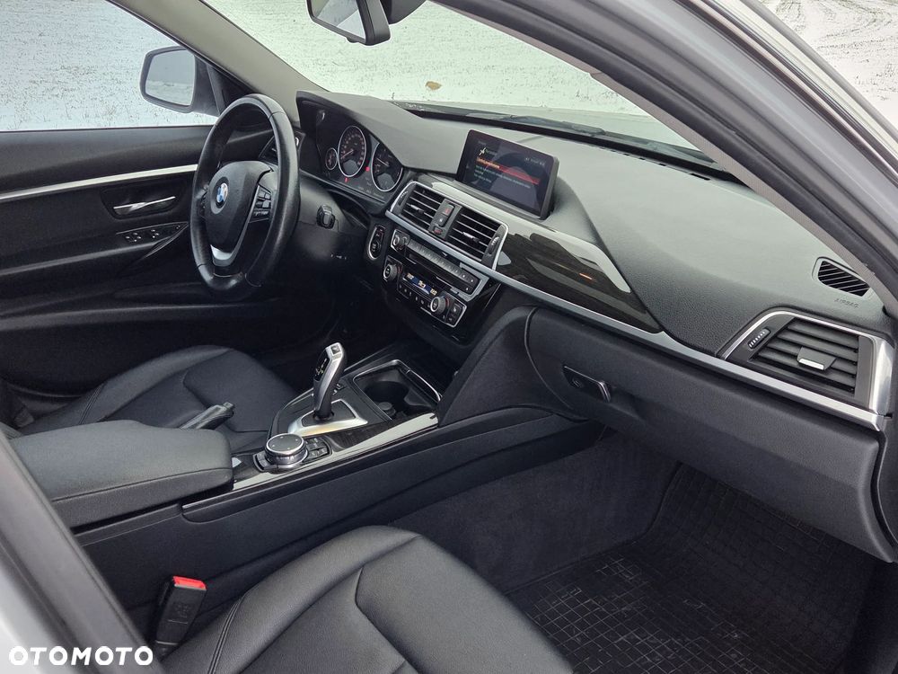 BMW Seria 3 320i xDrive - 12