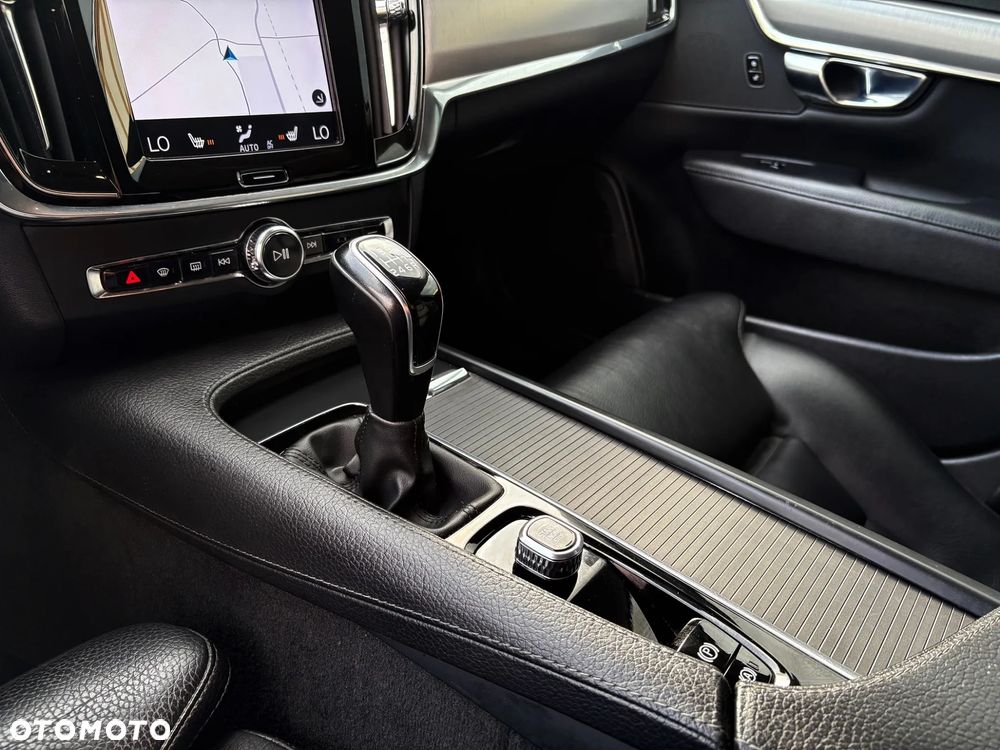 Volvo V90 D3 Momentum Pro - 28