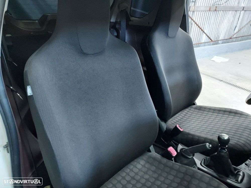 Toyota iQ 1.0 VVT-i Essential+AC — fotografia 11