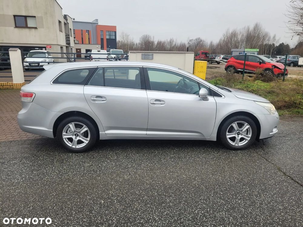 Toyota Avensis 1.8 Comfort - 6