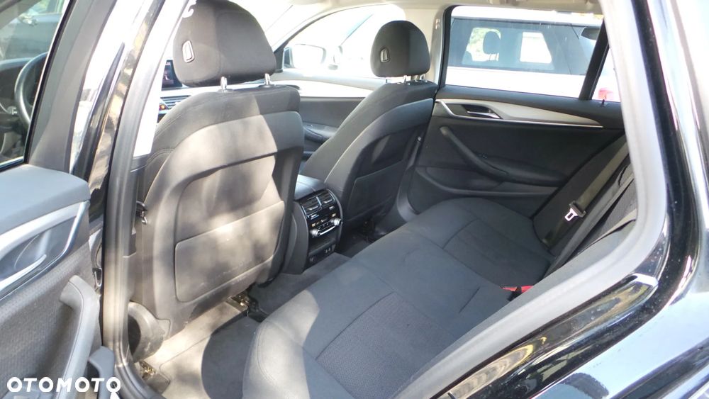 BMW Seria 5 530e Touring - 13