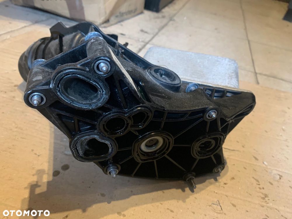 CHŁODNICZKA OBUDOWA FILTRA OLEJU BMW G20 G21 G22 G23 G26 G30 G31 G01 G02 - 2