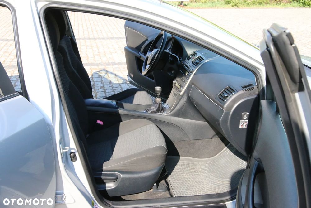 Toyota Avensis 1.8 Sol - 26