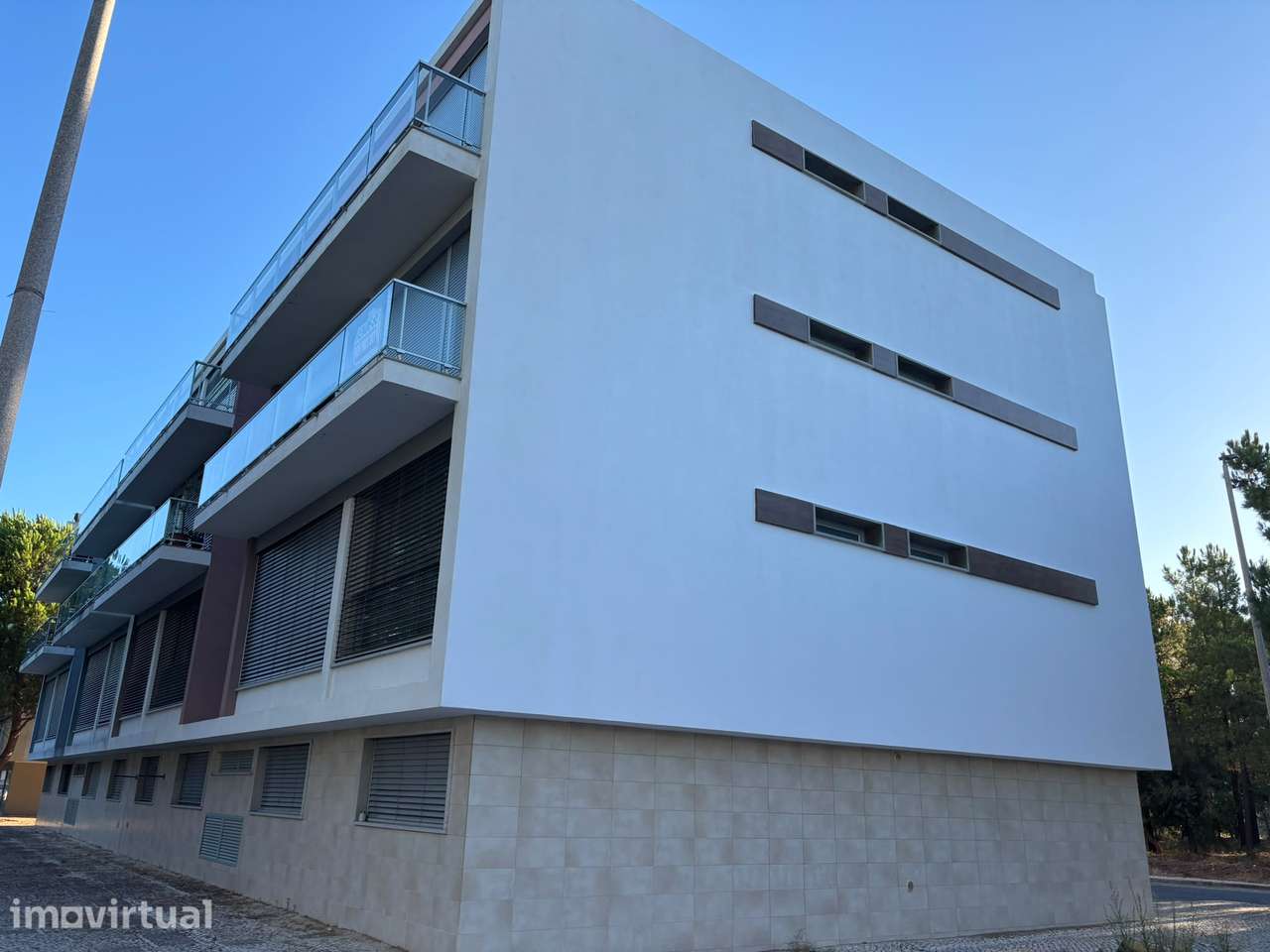 Apartamento T3 com Garagem e Arrecadação em Santo António da Charneca - Grande imagem: 3/25