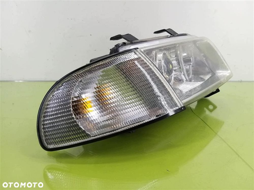 Reflektor lampa przód prawa Audi A4 B5 PRZED LIFTEM 95-99 R 4411136R - 4