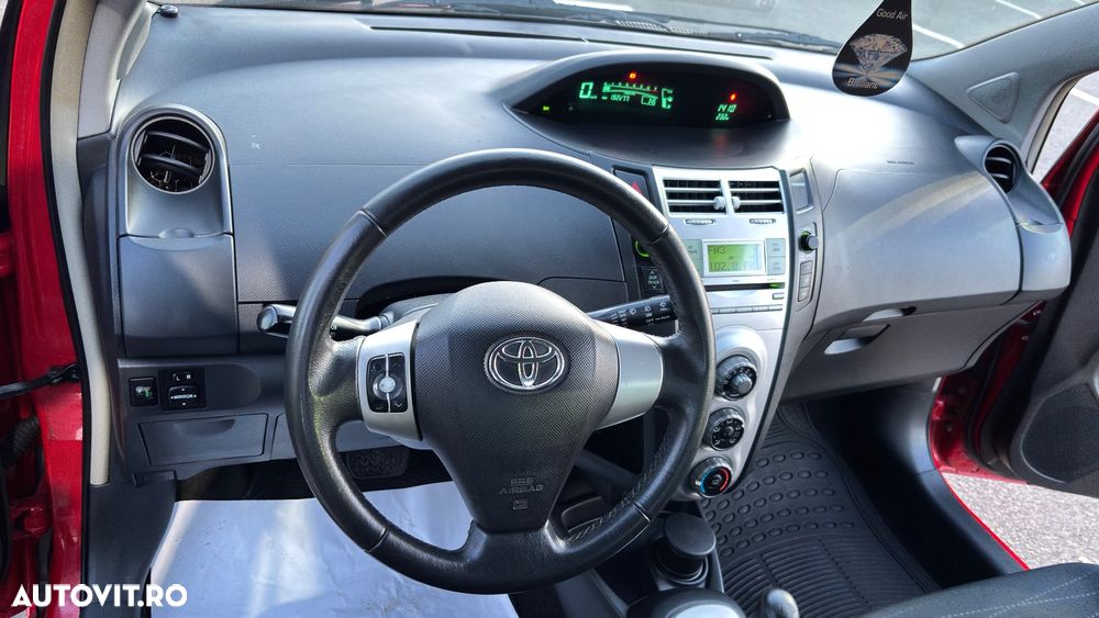 Toyota Yaris 1.3 Aut Luna - 14