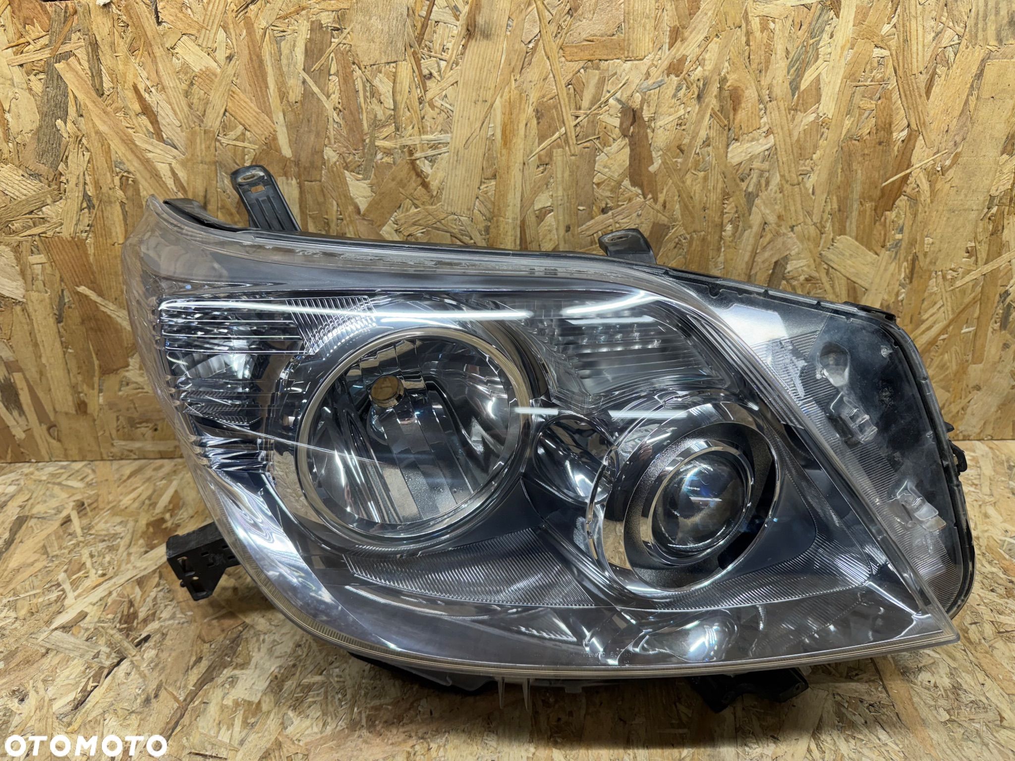 Przednia prawa lampa Toyota land cruiser 150 - 1