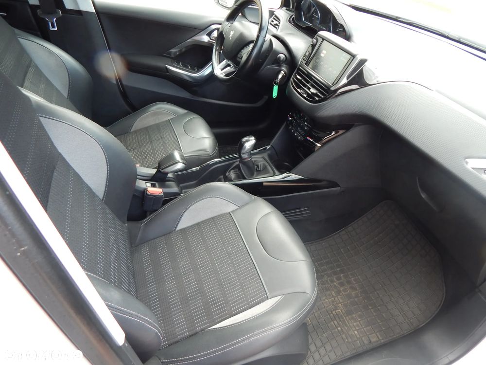 Peugeot 2008 1.2 Pure Tech GPF Allure S&S - 12