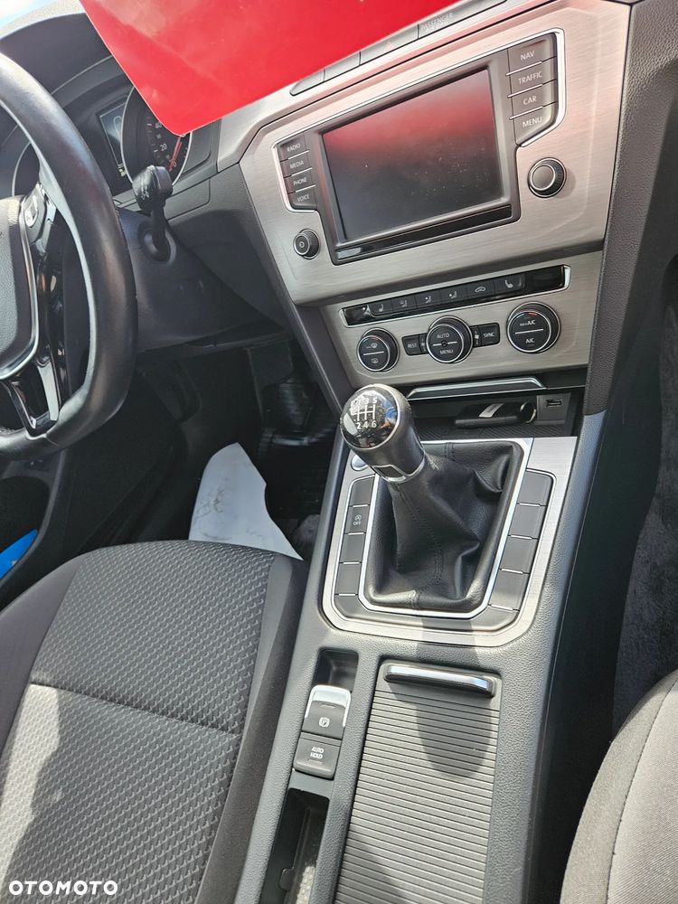 Volkswagen Passat 2.0 TDI SCR Comfortline - 12