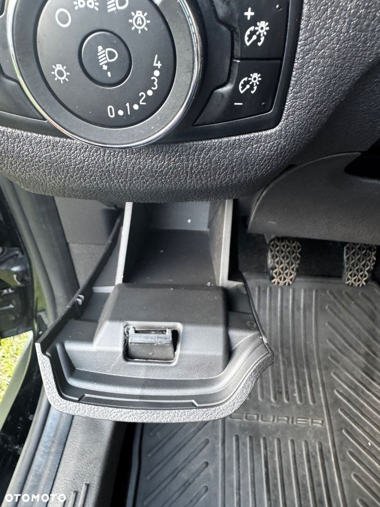 Ford Tourneo Courier 1.0 EcoBoost Titanium - 21