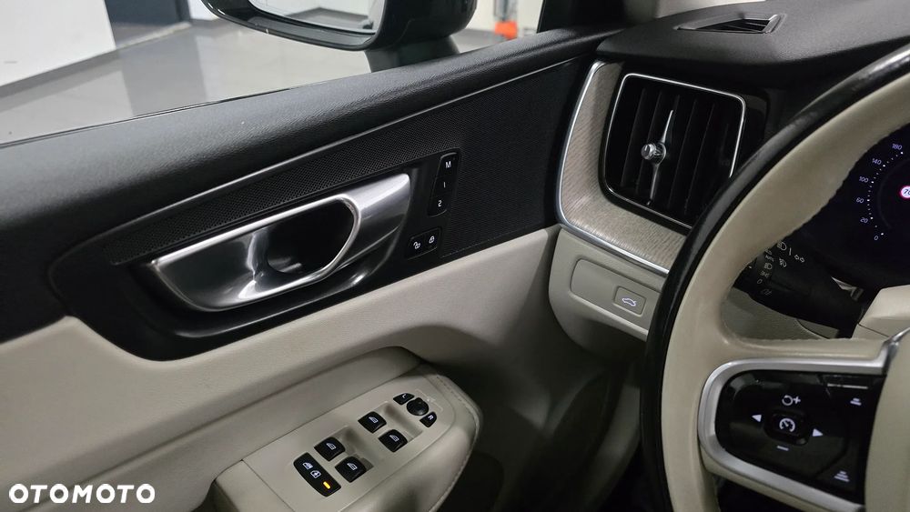 Volvo XC 60 B4 D Plus Dark - 19