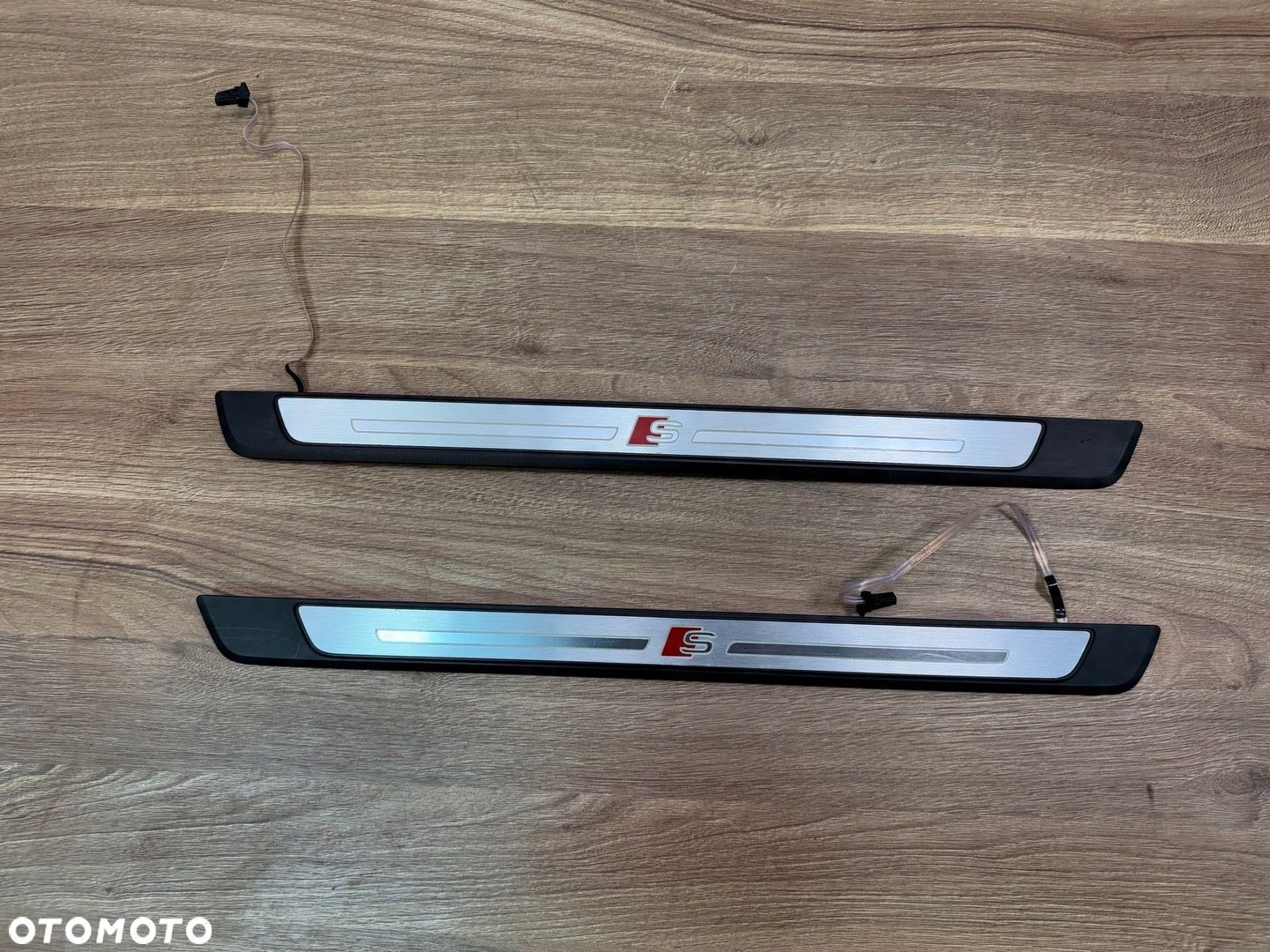 LISTWA PROGOWA NAKŁADKA LED PRAWA AUDI A4 S4 B9 8W0947418 S-LINE - 1