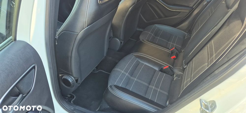 Mercedes-Benz GLA 180 7G-DCT - 11