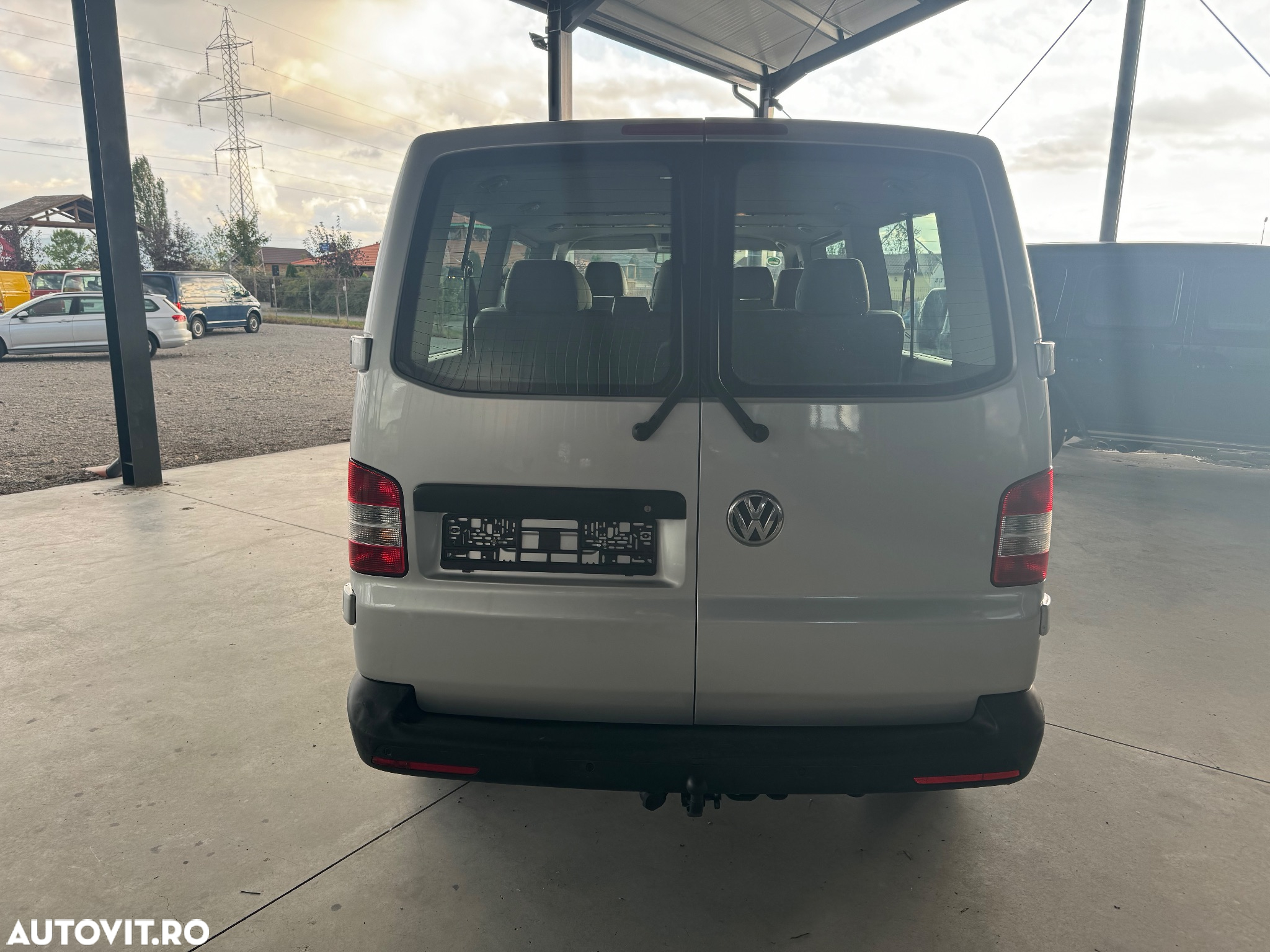 Volkswagen Caravelle - 9