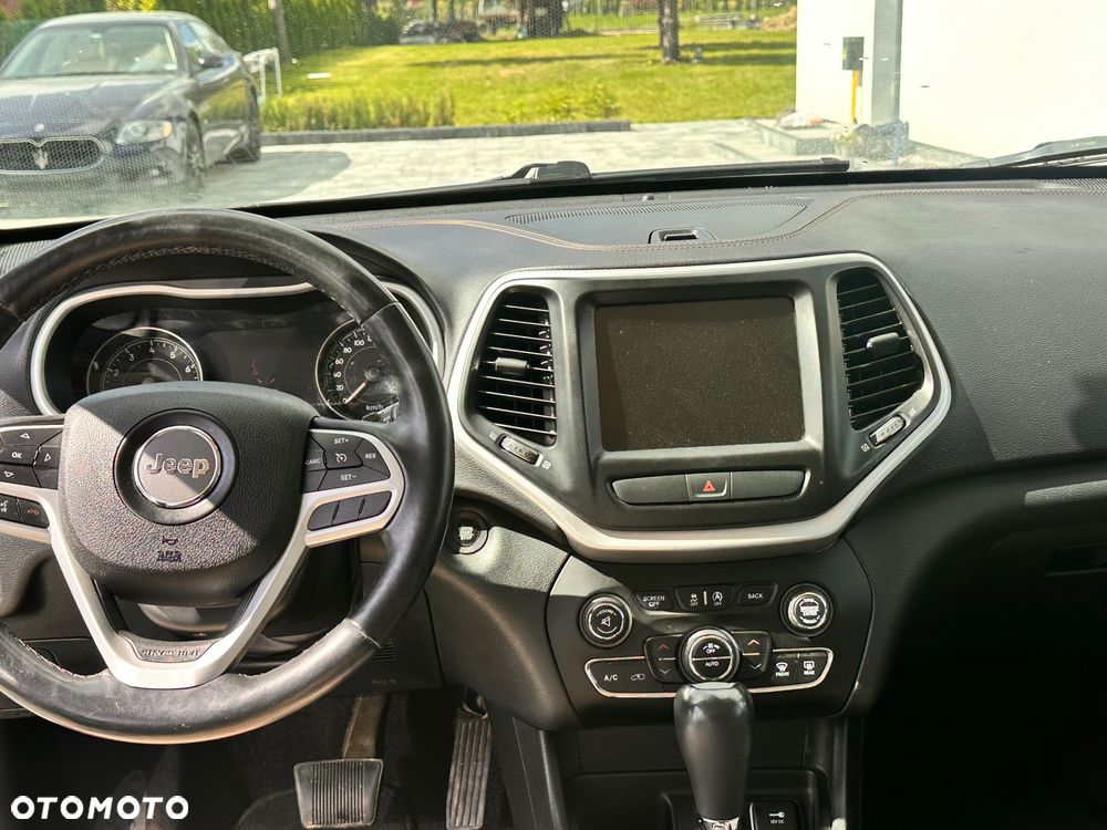 Jeep Cherokee - 12