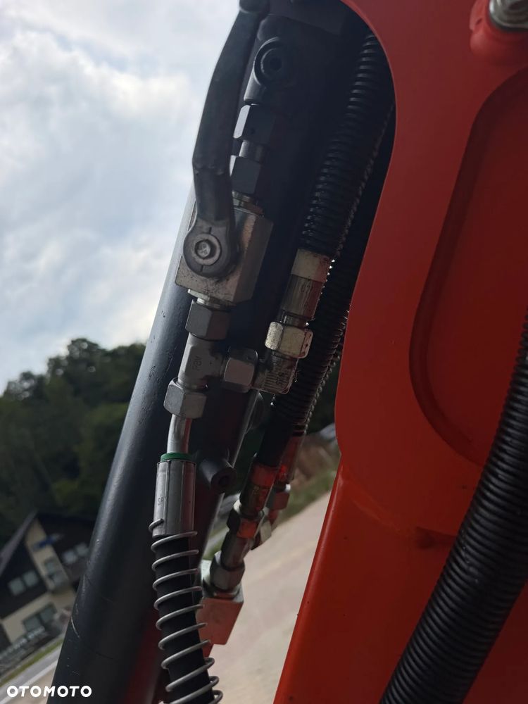 Kubota U27 Minikoparka koparka gąsienicowa 2.8 tony. jak Nówka sztuka z salonu! 2017 rok. 1570mtg. Przywieziona z Gospodarstwa Norweskiego! Zadbana Maszyna ani deka luzów i wycieków. Aktualna Dekra dokumentacja BMWT! Łyżka skarpowa uchylna Hydrauliczna! Szybka wolna jazda. Zamki na tłokach. Wersja Norweska!! OKAZJA Tanio - 27