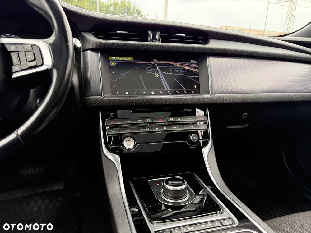Jaguar XF 2.0 i4D R-Sport - 32