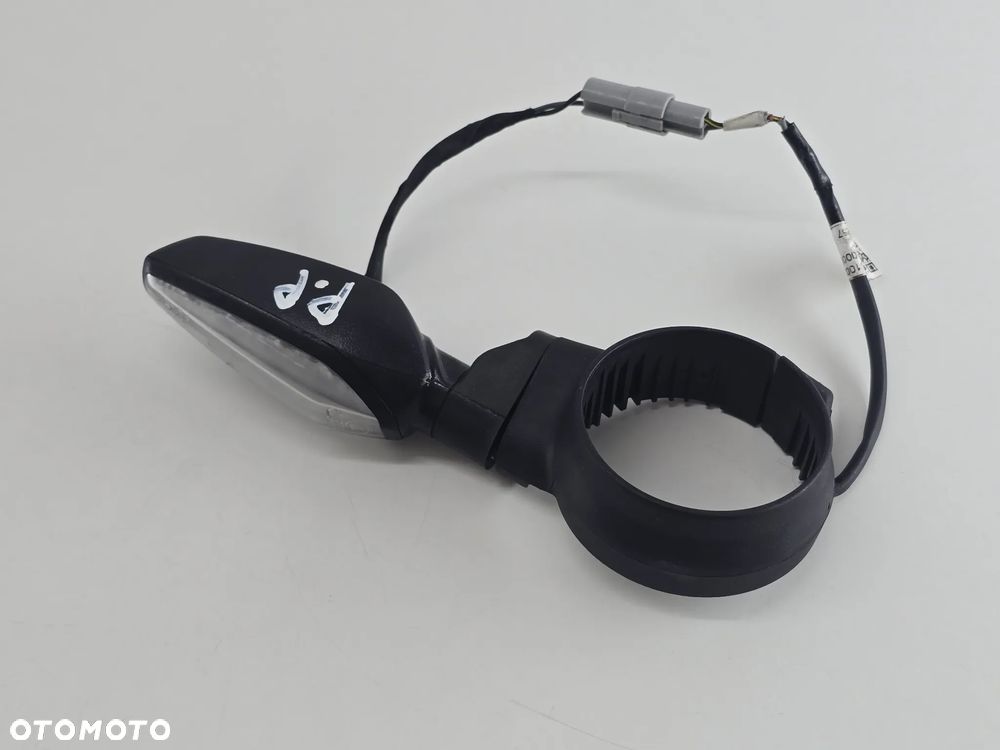 MIGACZ KIERUNKOWSKAZ PRAWY PRZOD  TRIUMPH SCRAMBLER 400 SPEED - 1