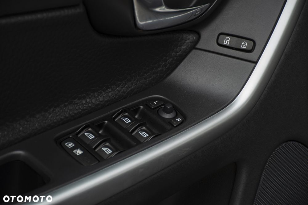 Volvo XC 60 D5 AWD Momentum - 30