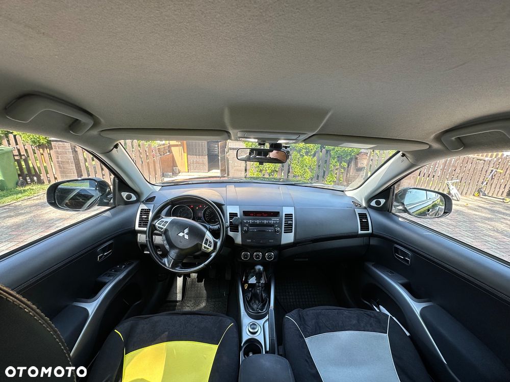 Mitsubishi Outlander 2.0 DID Intense + - 24