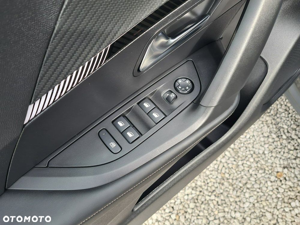 Peugeot 2008 PureTech 100 Allure S&S BVM6 - 31