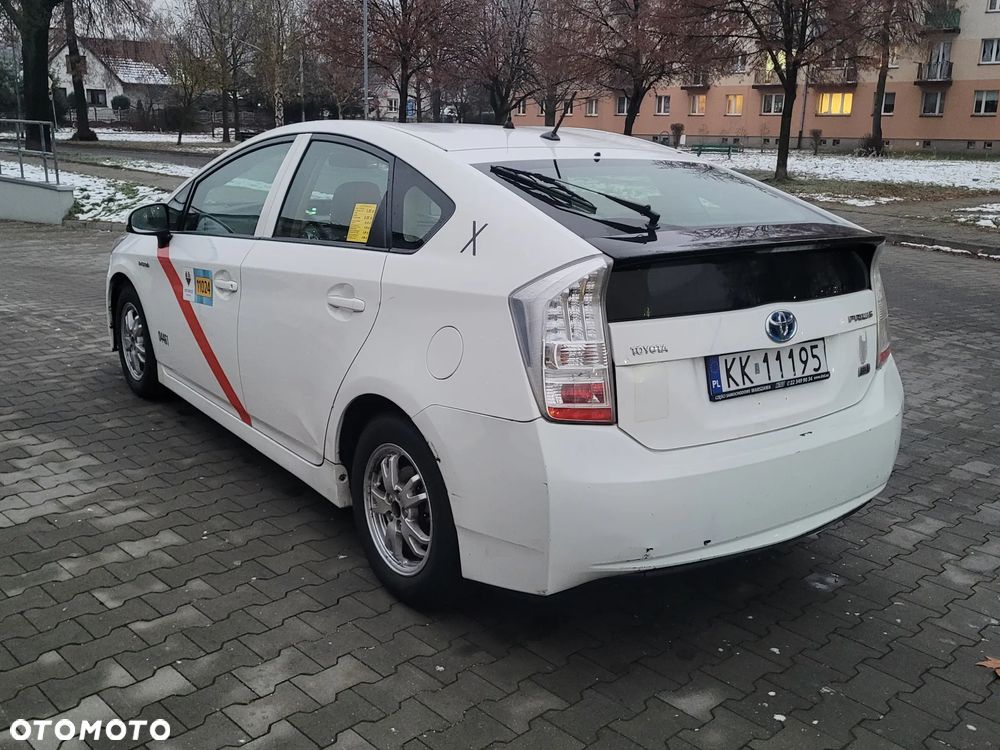 Toyota Prius (Hybrid) - 4
