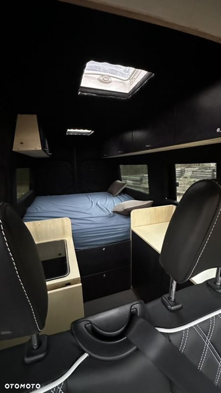 Mercedes-Benz Sprinter 910 - 37