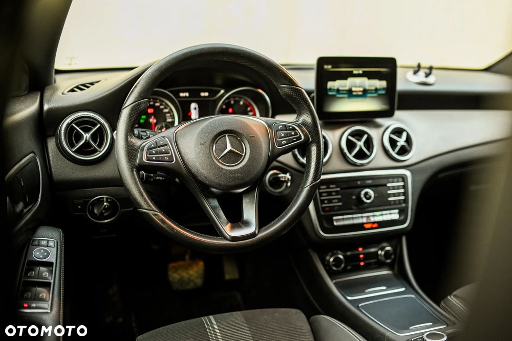 Mercedes-Benz CLA 180 7G-DCT Peak Edition - 25