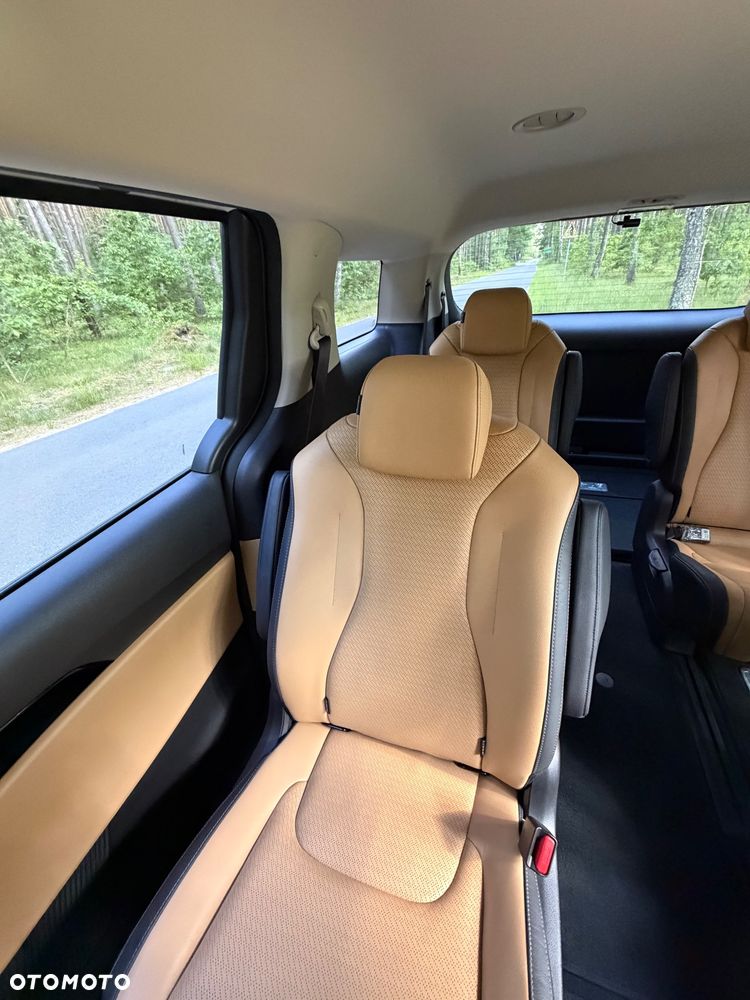 Kia Carnival - 26