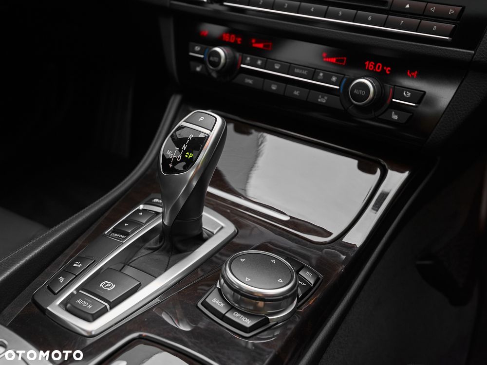 BMW Seria 5 528i xDrive - 29