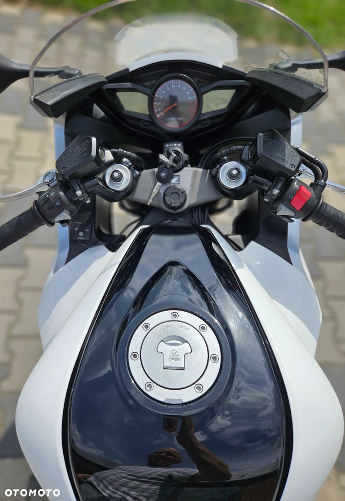 Honda VFR - 12