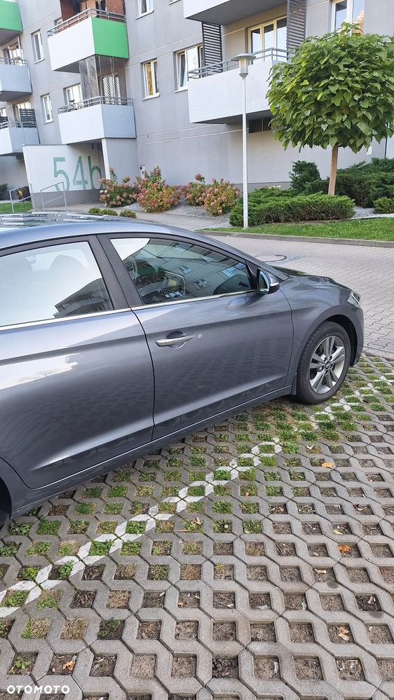 Hyundai Elantra - 4