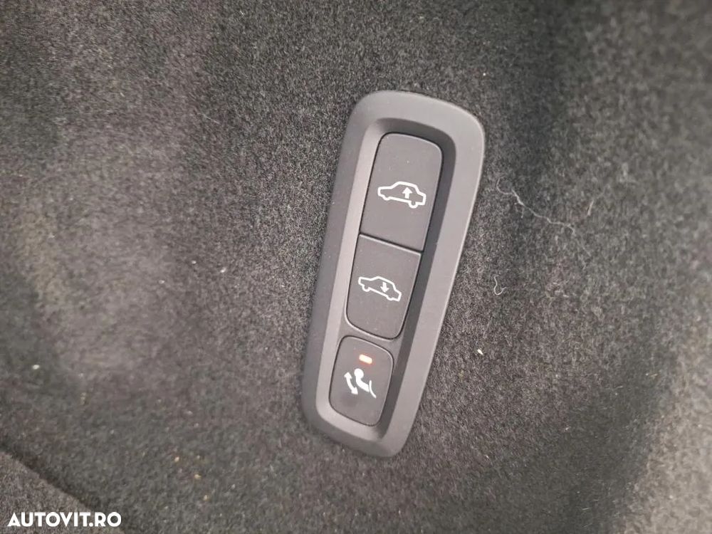 Volvo XC 60 B4 MHEV AT8 AWD R-Design - 10