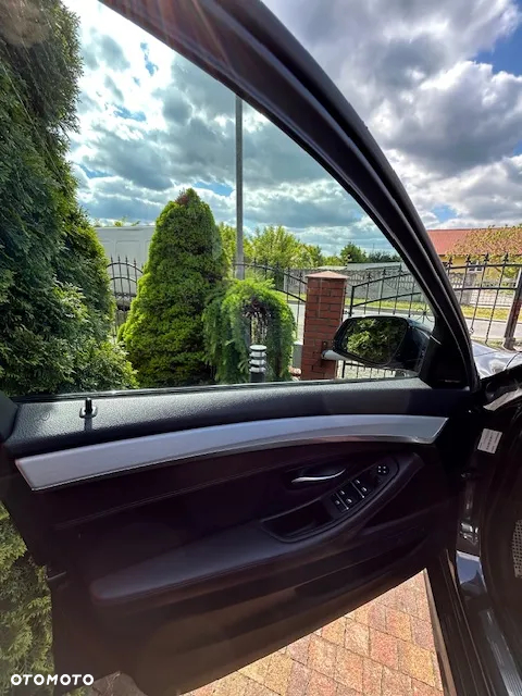 BMW Seria 5 550i xDrive - 13