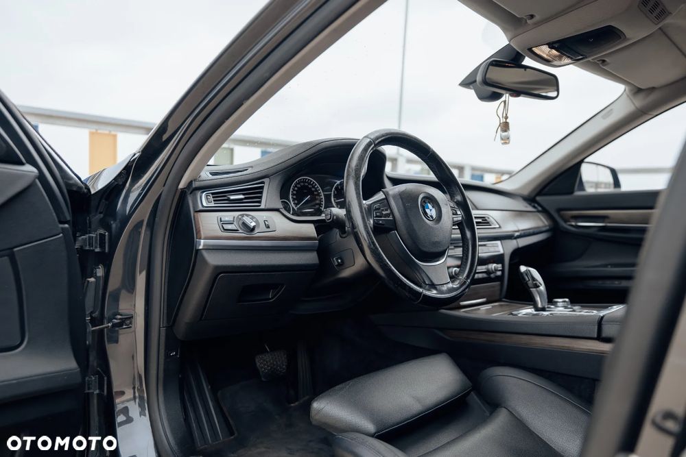 BMW Seria 7 750i L xDrive - 16