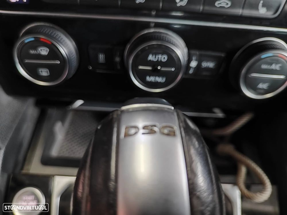 VW Passat Variant 2.0 TDi R-Line DSG - 44
