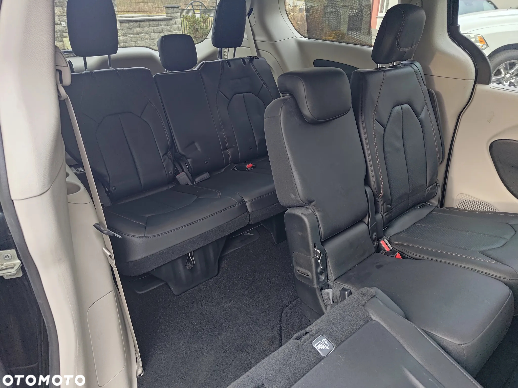Chrysler Pacifica - 30