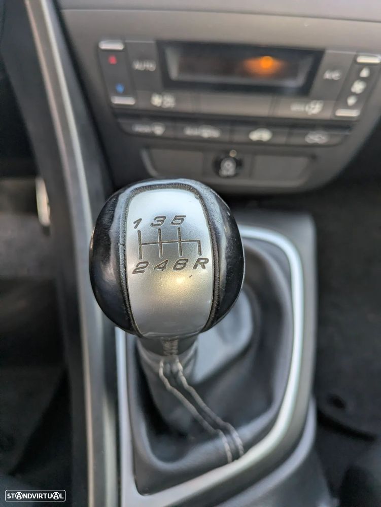 Honda Civic 1.4 i-VTEC 25 Anos - 12