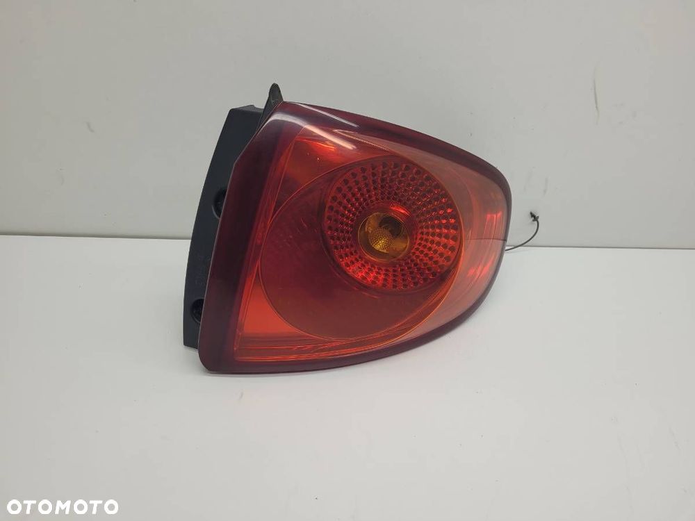 LAMPA TYŁ TYLNA PRAWA W BŁOTNIK SEAT ALTEA LIFT EU 5P0945112F 5P0945096J - 1