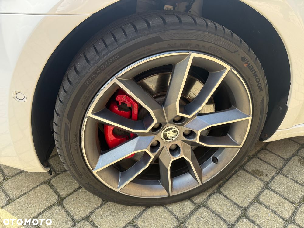 Skoda Octavia Combi 2.0 TDI DSG RS - 38