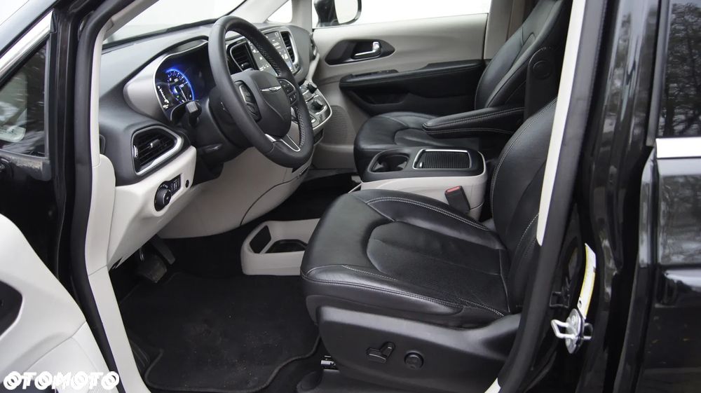 Chrysler Pacifica - 12