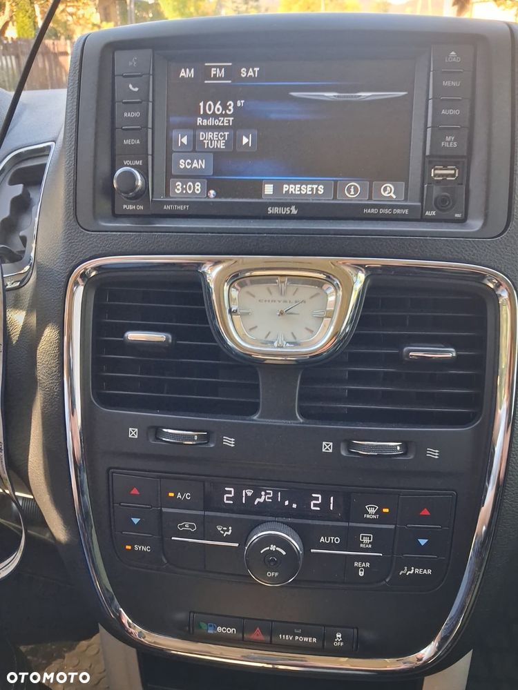 Chrysler Town & Country - 17